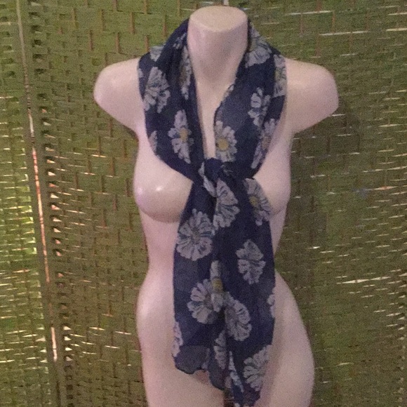 🌻NWT Too Amazing & So Much Fun Daisy Scarf Closet Must Have Makes Great Gift 🌻 - Picture 1 of 6
